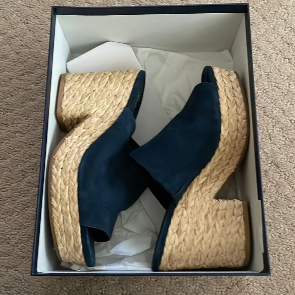Splendid Blue Suede Shoes! You definitely won’t want anyone to step on these! - Picture 6 of 8